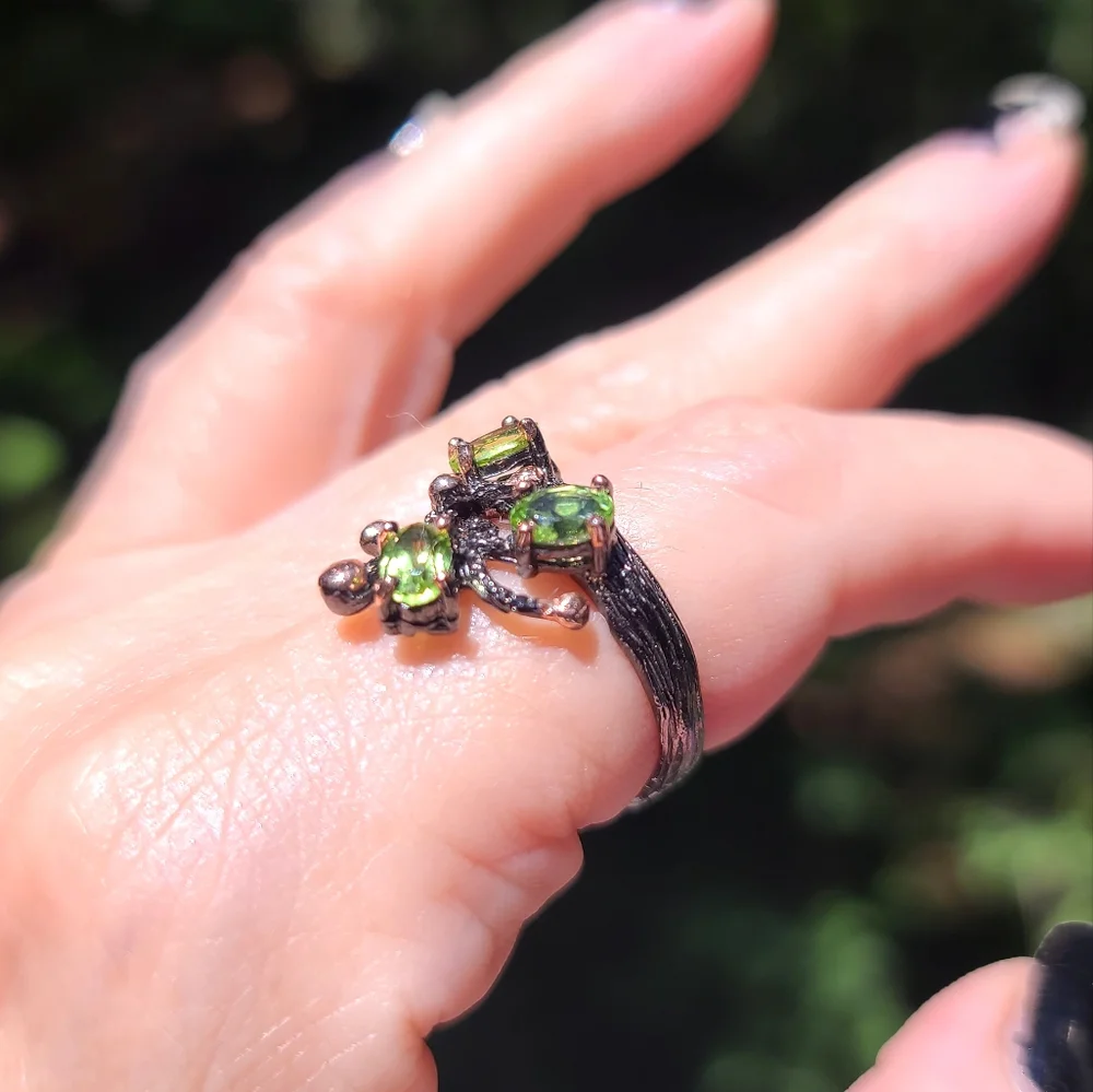 Peridot sterling wreath Vine ring with rose gold accents sz 8 - Picture 4 of 7